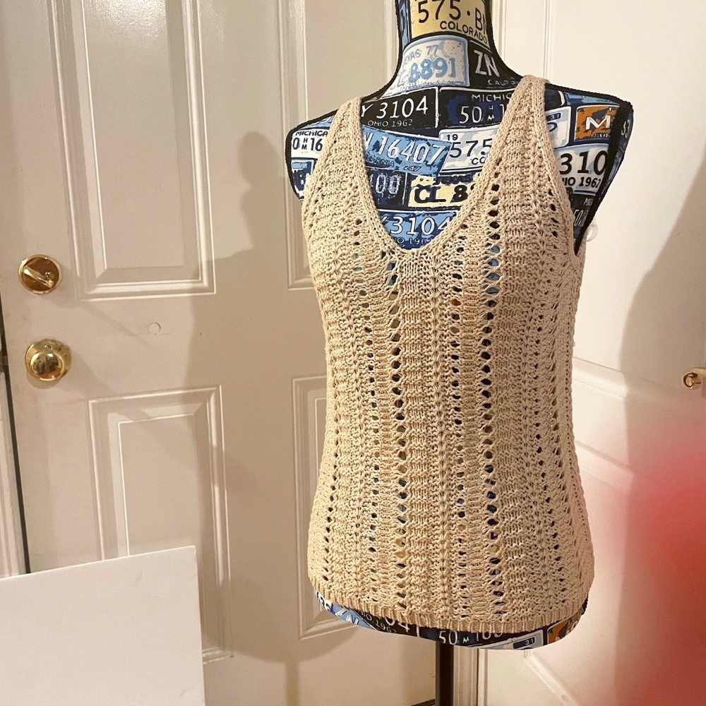 Sleeveless knit shirt
